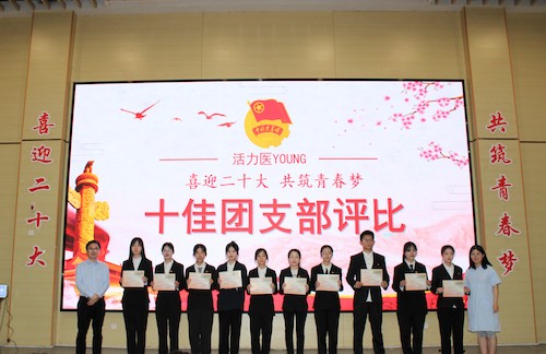 十佳团支部与张凯老师、陈晓璐老师合影 十佳团支部与张凯老师、陈晓璐老师合影