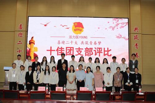 嘉宾与团委工作人员合影 嘉宾与团委工作人员合影