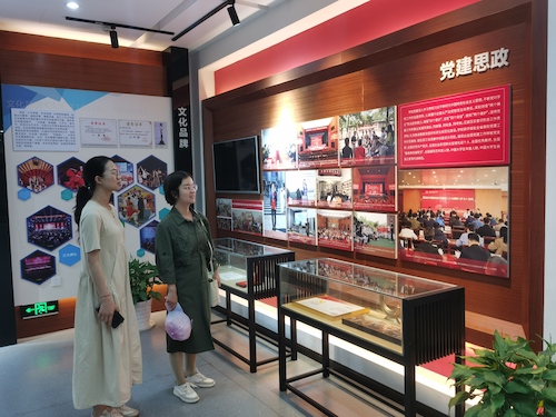 孙小明小组校史馆学习
