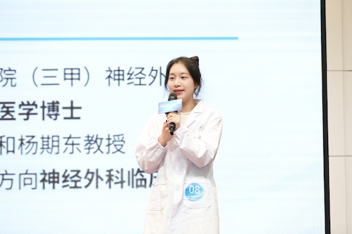 【图2】吴彦霖同学在进行现场路演