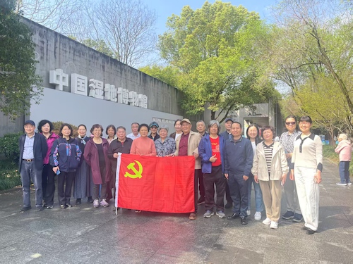 20250327离退休支部党日活动集体照